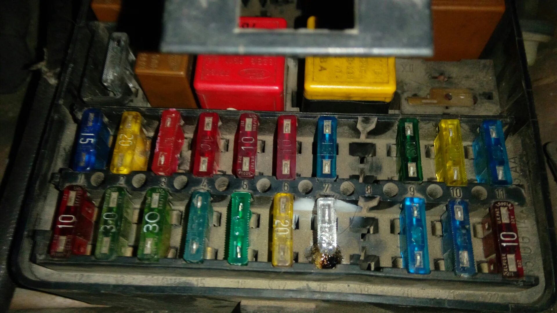 Блок предохранителей форд сиерра. Блок предохранителей форд сиерра 1990. Блок предохранителей и реле форд скорпио 1. Предохранители форд сиерра 2. 2 2015г.