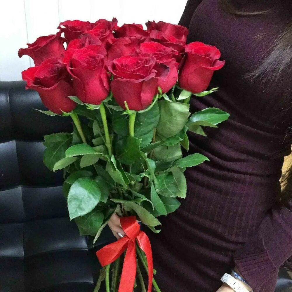 Купить розы в гомеле. Розы Эквадор 15 штук. Букет роз дома. Букет красных роз 15 штук.