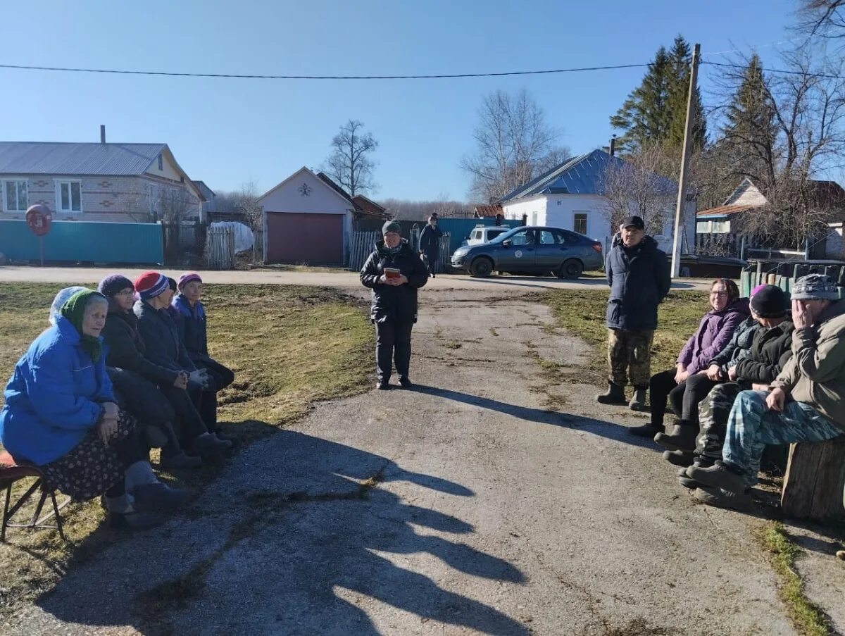 Деревенские жители. Поселение. Яметовы д Сосновка. Сосновка Омская область глава сельского.