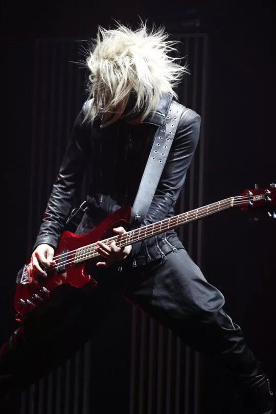 Басист рейта. Рейта the gazette. the gazette басист. the gazette reita бас гитара. что такое рейты.