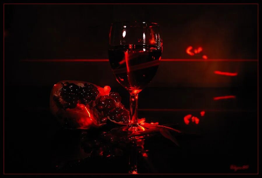 Песня недопитый бокал грусть не в силах. Бокал красного вина. Бокал с вином. Вино на темном фоне. Вино и свечи.