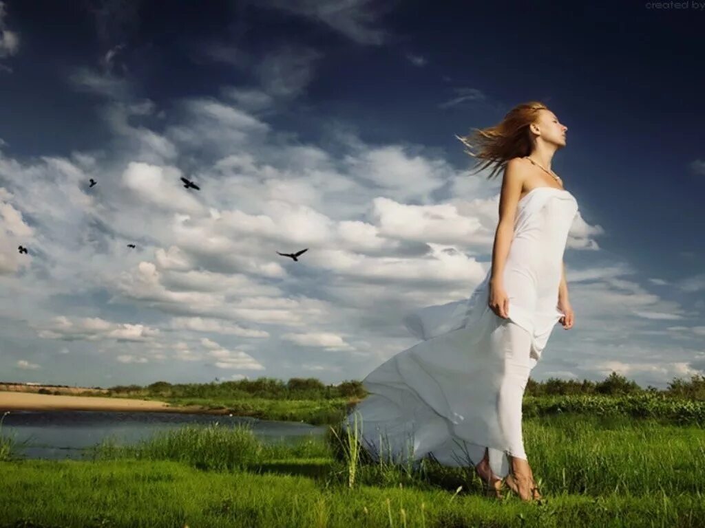 Позитивные стихи. Песня хочется хочется поет девушка. Клава кока 2023. Ариана гранде с микрофоном. Нежность женщины.