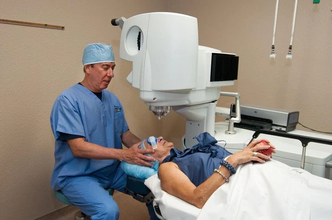 Офтальмологическая операция. Операция по лазерной коррекции.