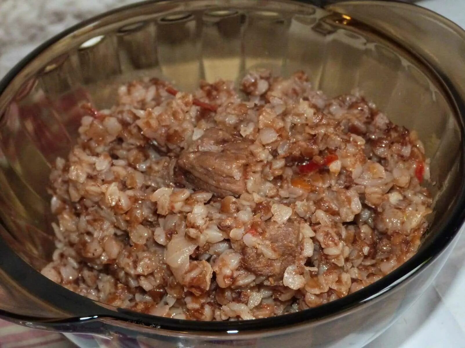 Каша с мясом в мультиварке рецепты. Гречка с мясом. гречка в мультиварке. гречка с мясом в духовке. гречка с мясом в мультиварке редмонд.