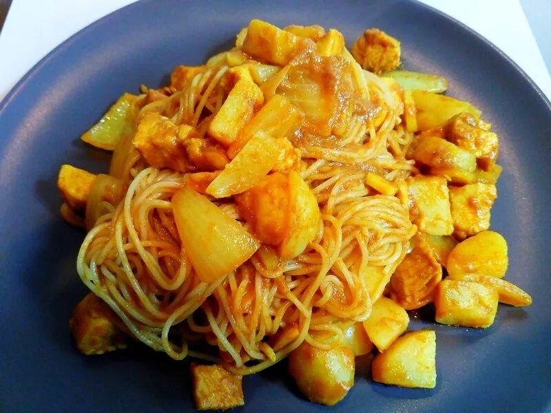 Макароны с картошкой. Спагетти с картошкой. Жареная картошка с макаронами. Гарнир из макарон. Картошка спагетти