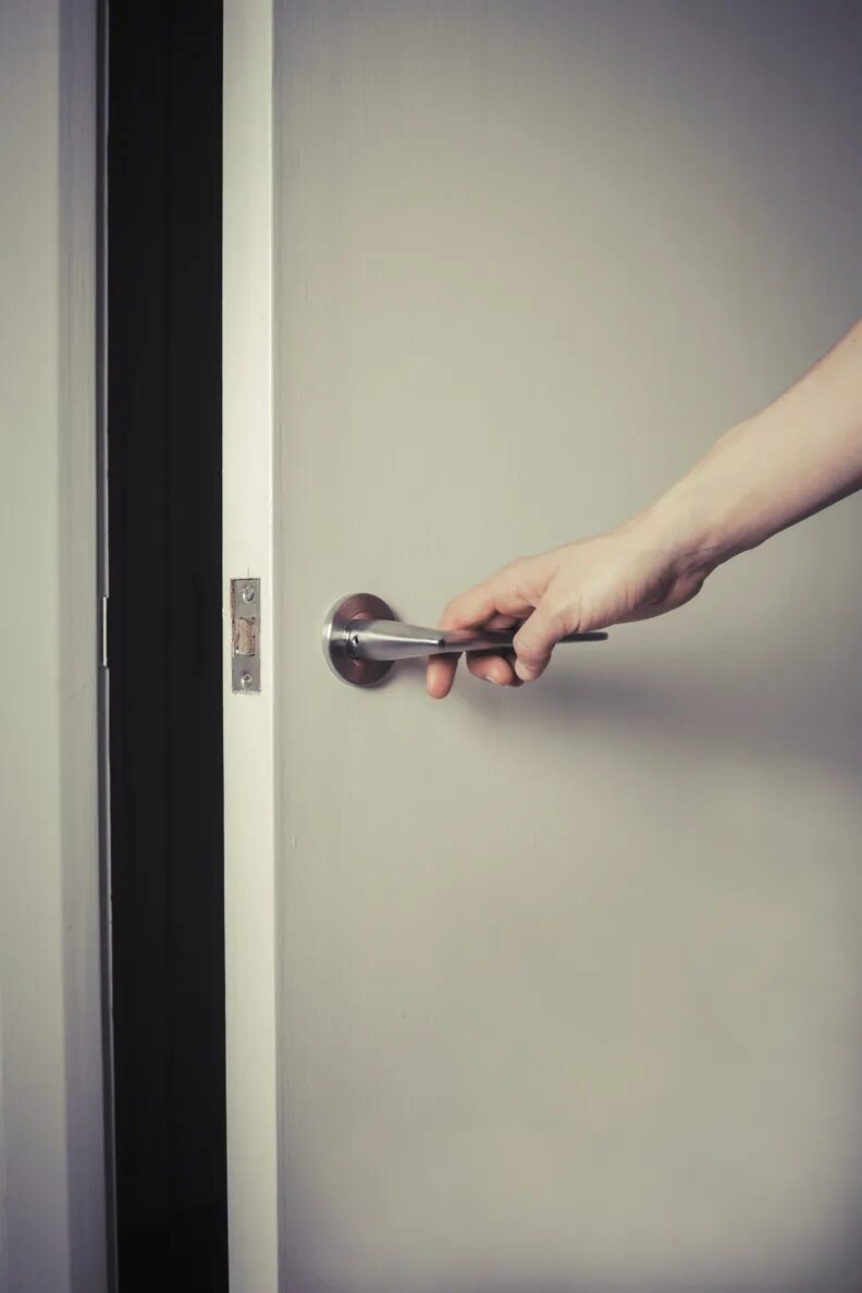 Ключи от автомобиля. Брелок показывает открытую дверь а двери закрыты. Брелок показывает открытую дверь а двери закрыты. Закрытие двери. Человек за дверью.