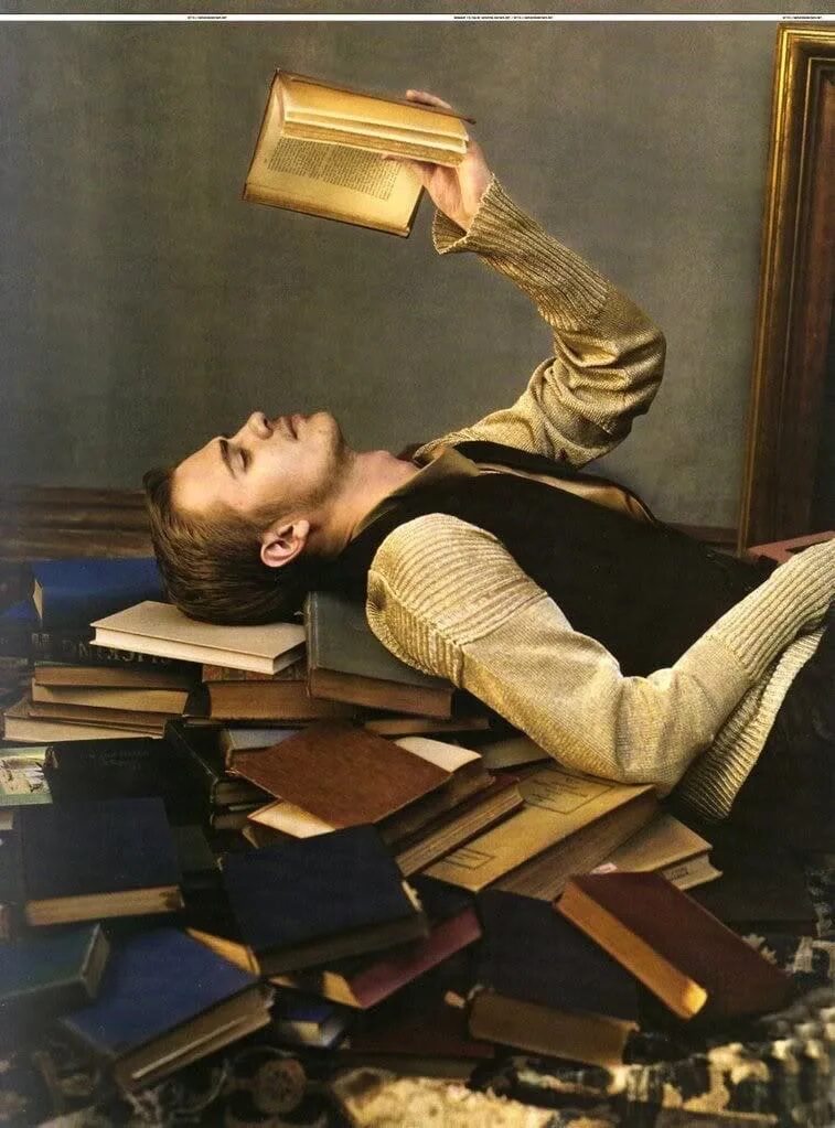 Человек прочитавший пять или шесть книг. Парень с книгой. книга человек. парень с книжкой. книга читатель.