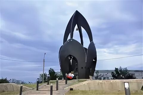 Черный тюльпан улан удэ. Памятник черный тюльпан в Улан-Удэ. Памятник воинам афганцам в Улан-Удэ. Мемориал черный тюльпан Улан-Удэ. Улан-Удэ статуя тюльпана.
