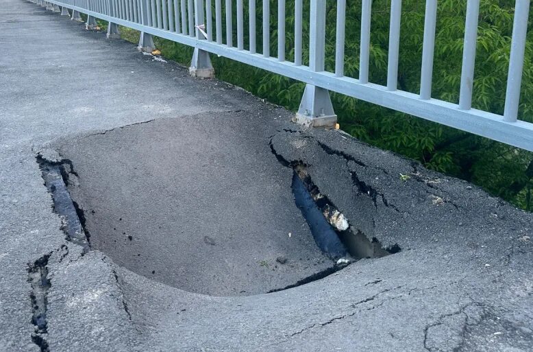 Провал моста. Асфальт. провалился асфальт. дыра в асфальте. тротуар.