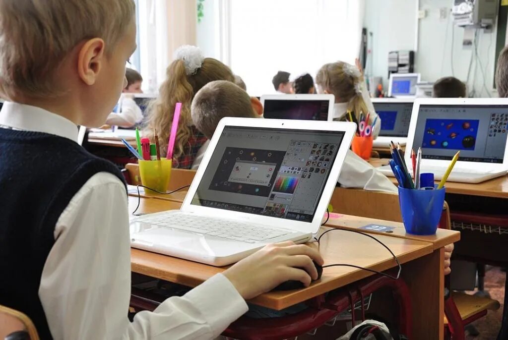 Электронный сайт школьника. Компьютер в школе. Ноутбук "школа". Современные компьютерные классы. Компьютер для учебы.