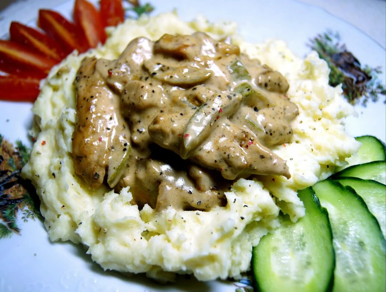 картошка пюре с грибами. пюре с курицей и грибами. картофельное пюре с курицей. картофельное пюре с грибами. шампиньоны в сливочном соусе.