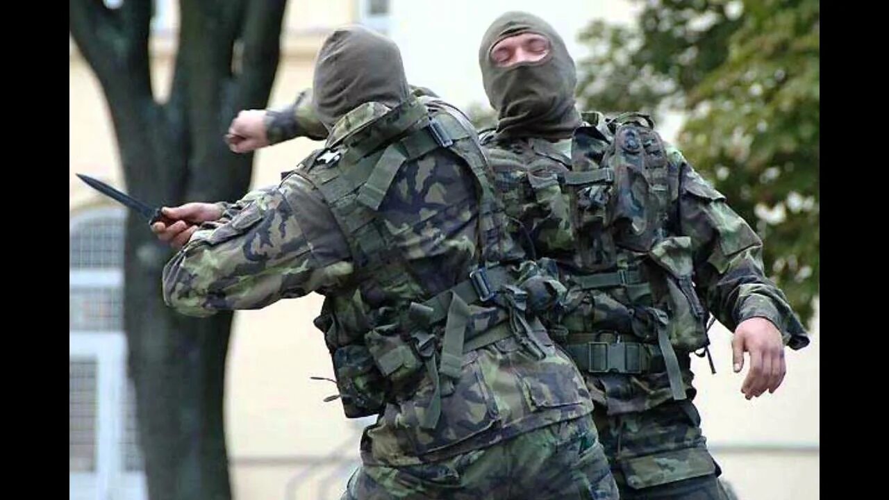 Бой на ножах российского бойца. Приемы боя саперной лопаткой. Пулемётчик зелимхан бои. Кулачные бои. Ножевой бой.