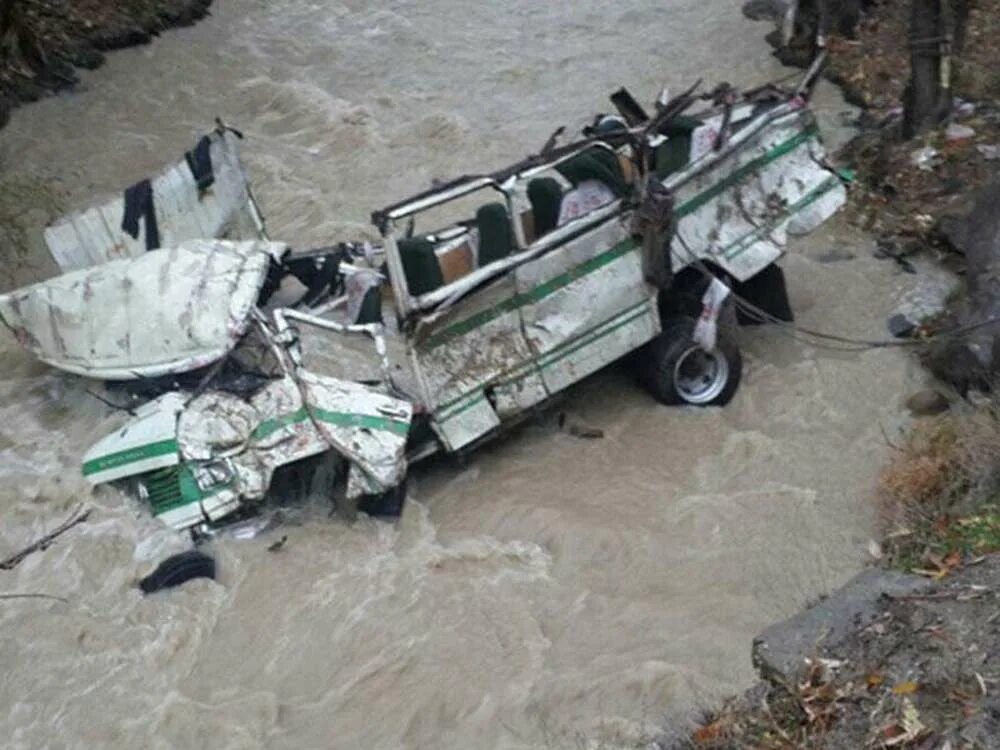 Новости про автобус упавший в воду. Несчастный случай. Новости про автобус упавший в воду. Avtobus upal w reku. Автомцс упал в реку.