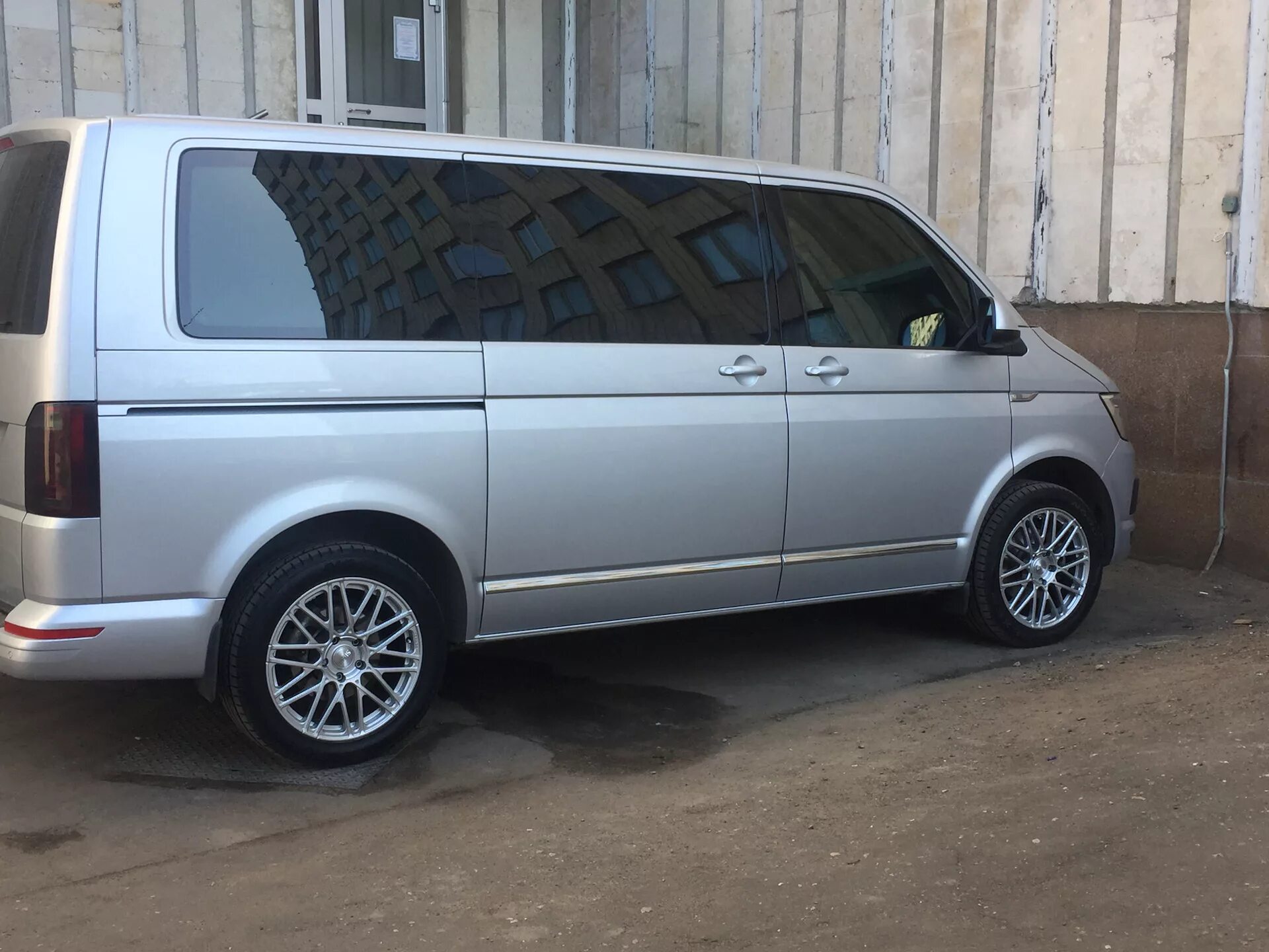 Купить фольксваген т5 в москве. Диски на VW Caravelle t6. Диски на Мультивен т5 r17. Диски slik Multivan. Диски Фольксваген Мультивен т5.