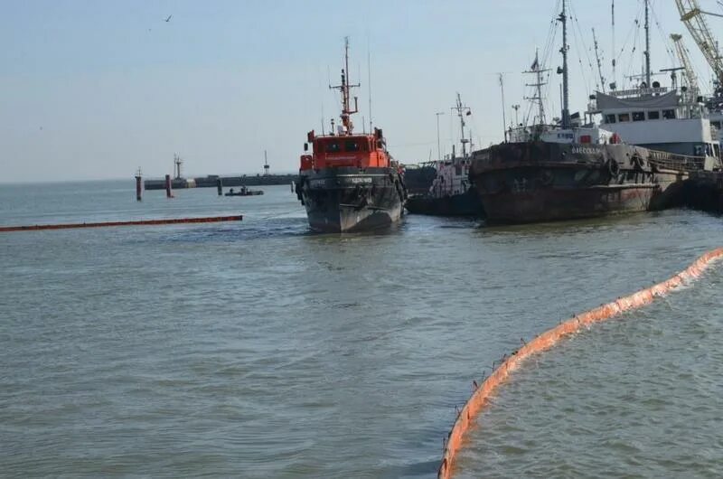 Подход судов в порт таганрог. Морской порт таганрог. нефтесборщики на морской акватории. уровень воды в таганрогском порту.