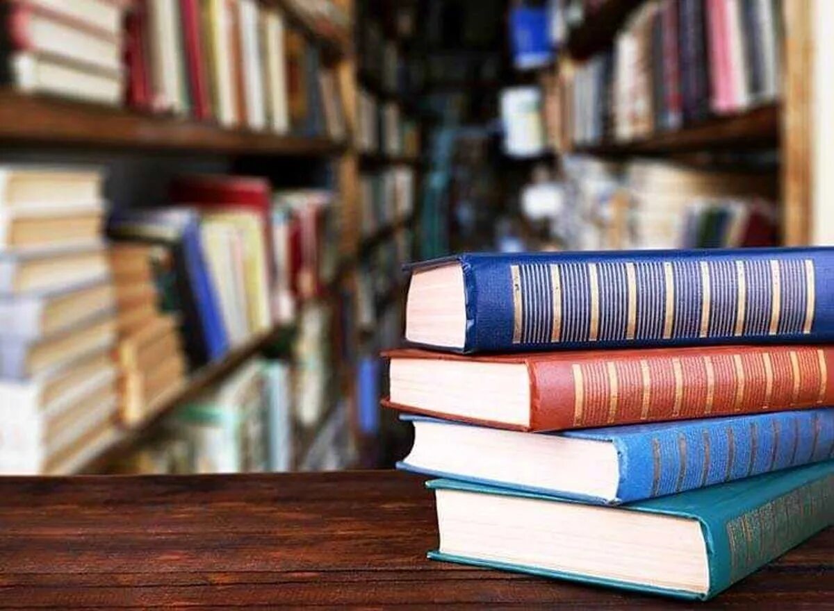 Материал книг. Стопка книг. книги. открытая книжка на столе на фоне книг.