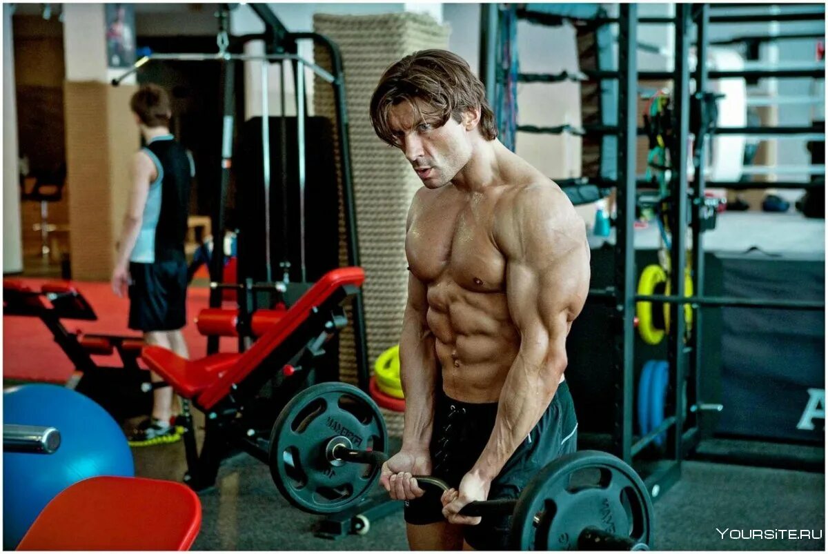 мужчины в тренажерном зале. мужчины в тренажерном зале. мужчины в тренажерном зале. парень в спортзале. мужчины в тренажерном зале.