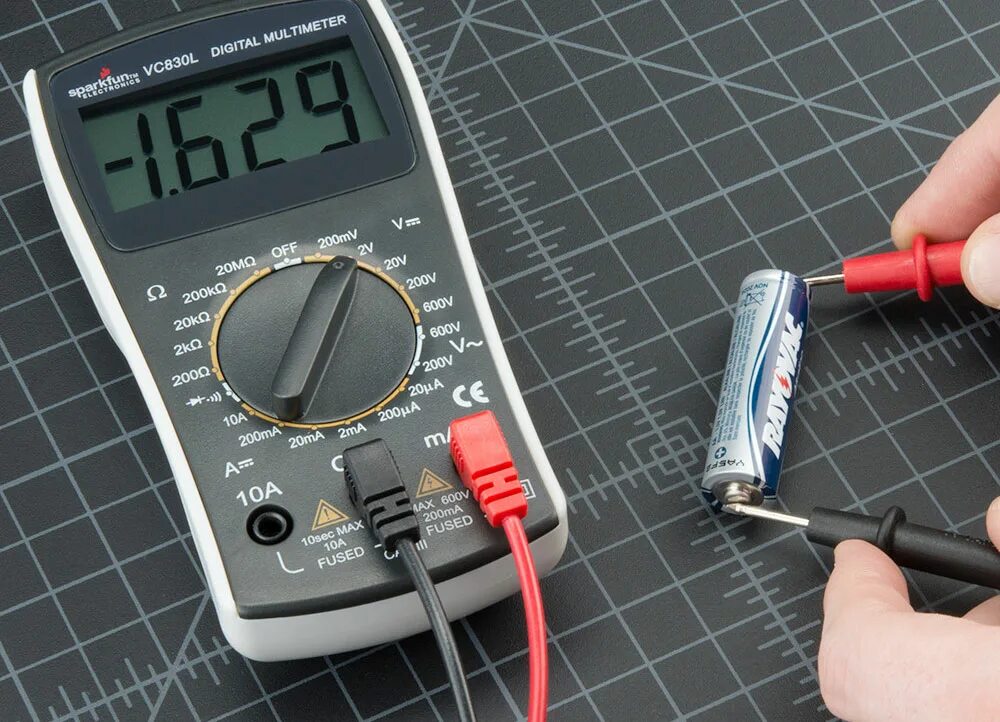 Измерение напряжения тест. Мультиметр electrical Tester. Прозвонка мультиметром батарейку. Прозвонить мультиметром батарейки cr2032. Мультиметр измерение напряжения 12 вольт.
