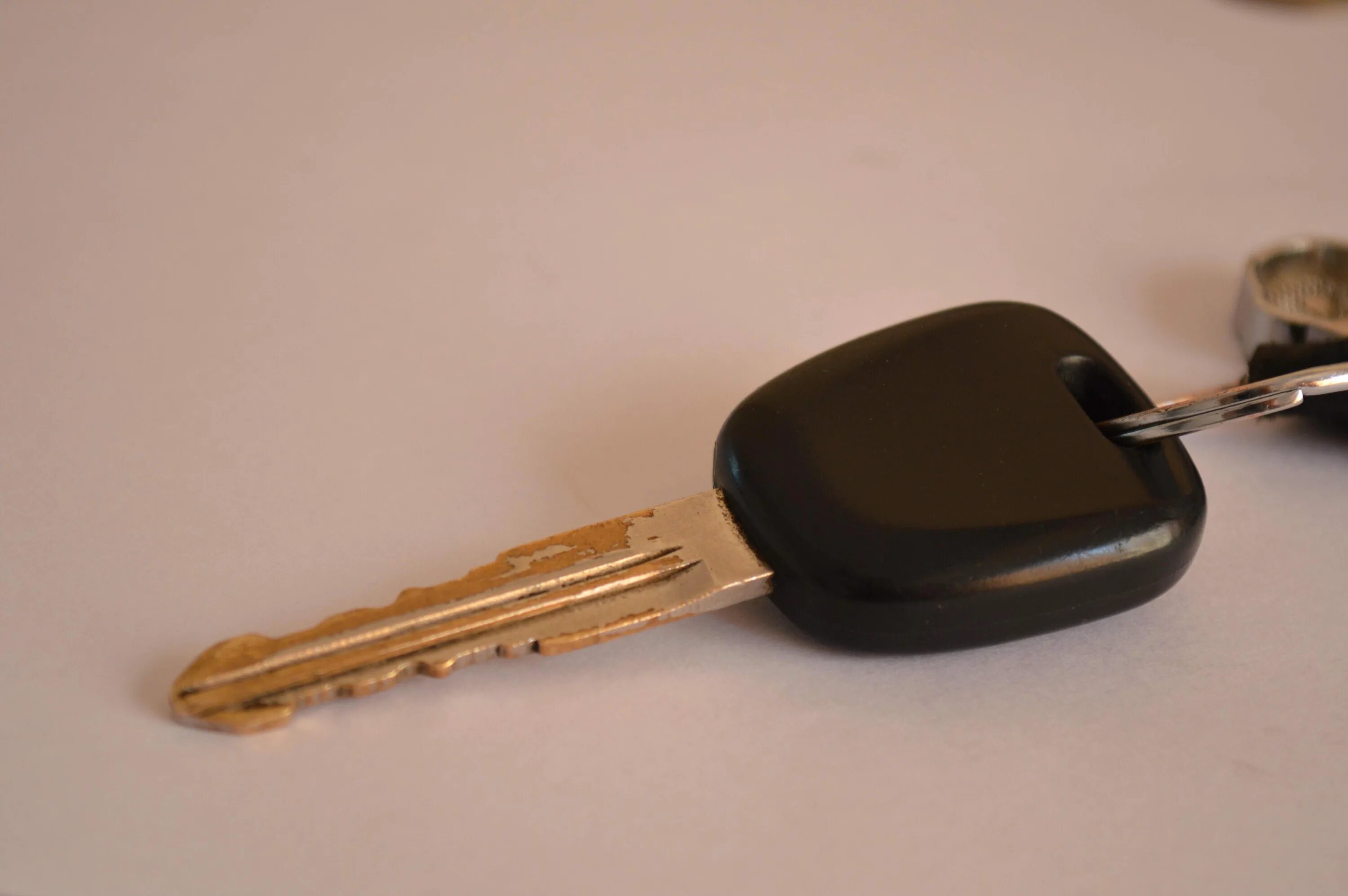 Ключ от входной двери. Ключи от металлических дверей. Ключи от квартиры. Ключ металлический.