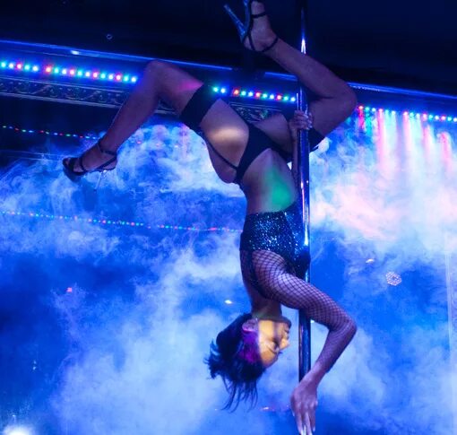 Стриптизерши сколько. Стриптизерши сколько. Девушки из трипс клуба. Американские стриптизерши. Стриптизерши в баре.