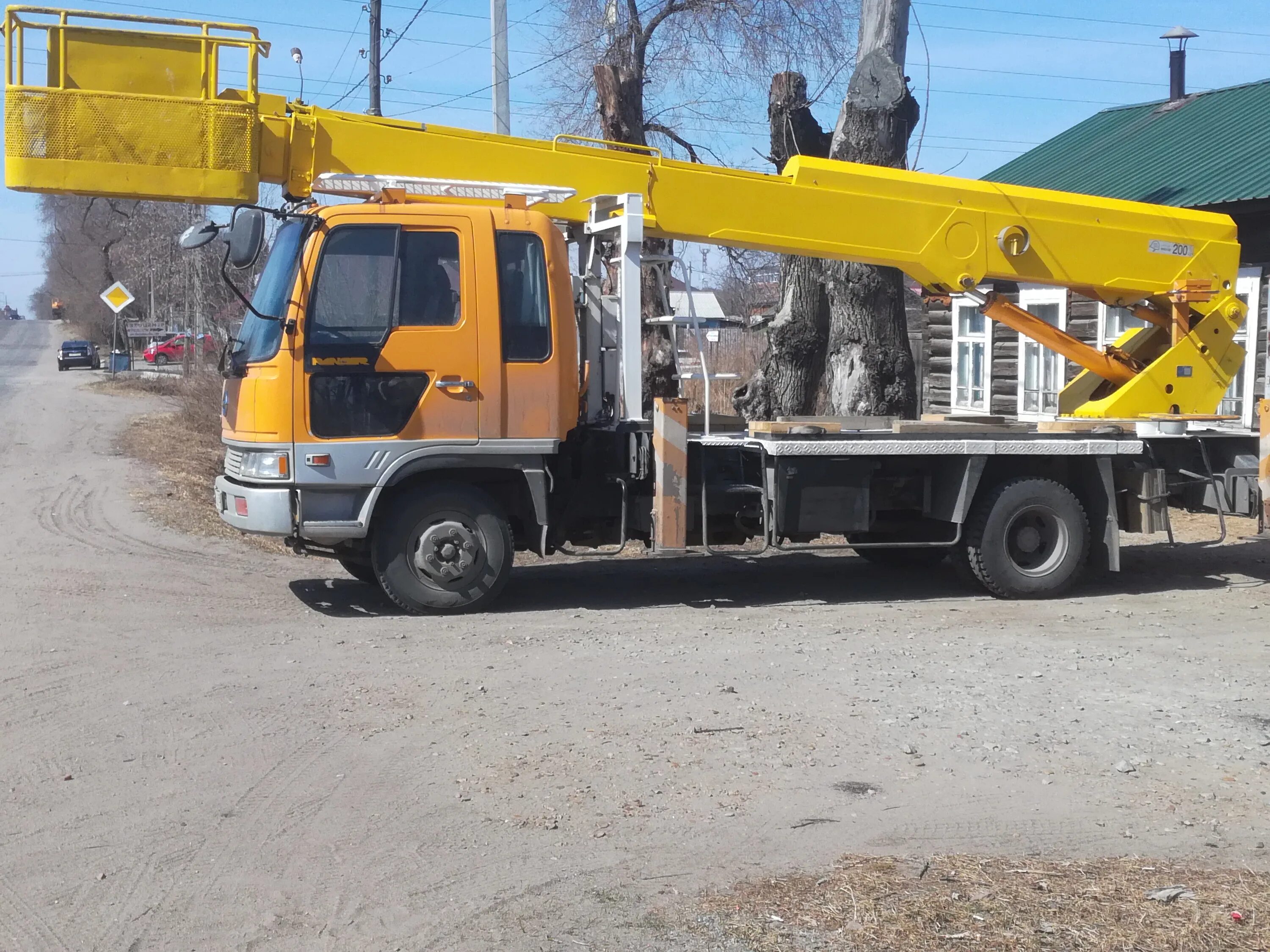 Автовышка благовещенск. Автовышка isuzu 22 метра - телескопическая. Вышка машина. Автогидроподъемник 22-28 м isuzu. Автовышка благовещенск.