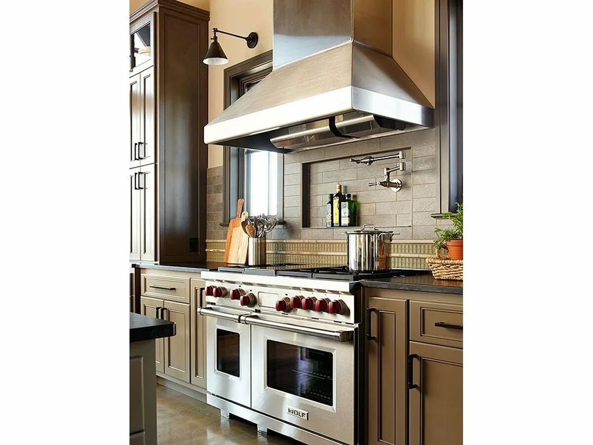 Вытяжка над кухонной плитой. Кухонная вытяжка Kitchen Hood. Range Hood / вытяжки кухонные модель c60k Black. Вытяжка в плите кухонной. Вытяжка в интерьере кухни.