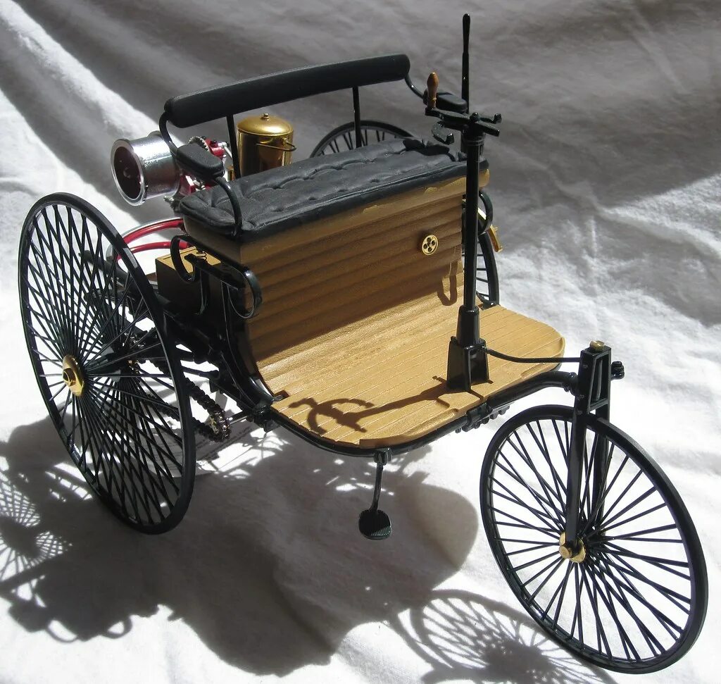 Какие 1 машины появились. Benz Patent-Motorwagen 1886. Benz 1886. Benz Patent-Motorwagen 1886 двигатель. Benz Motorwagen 1886 двигатель.