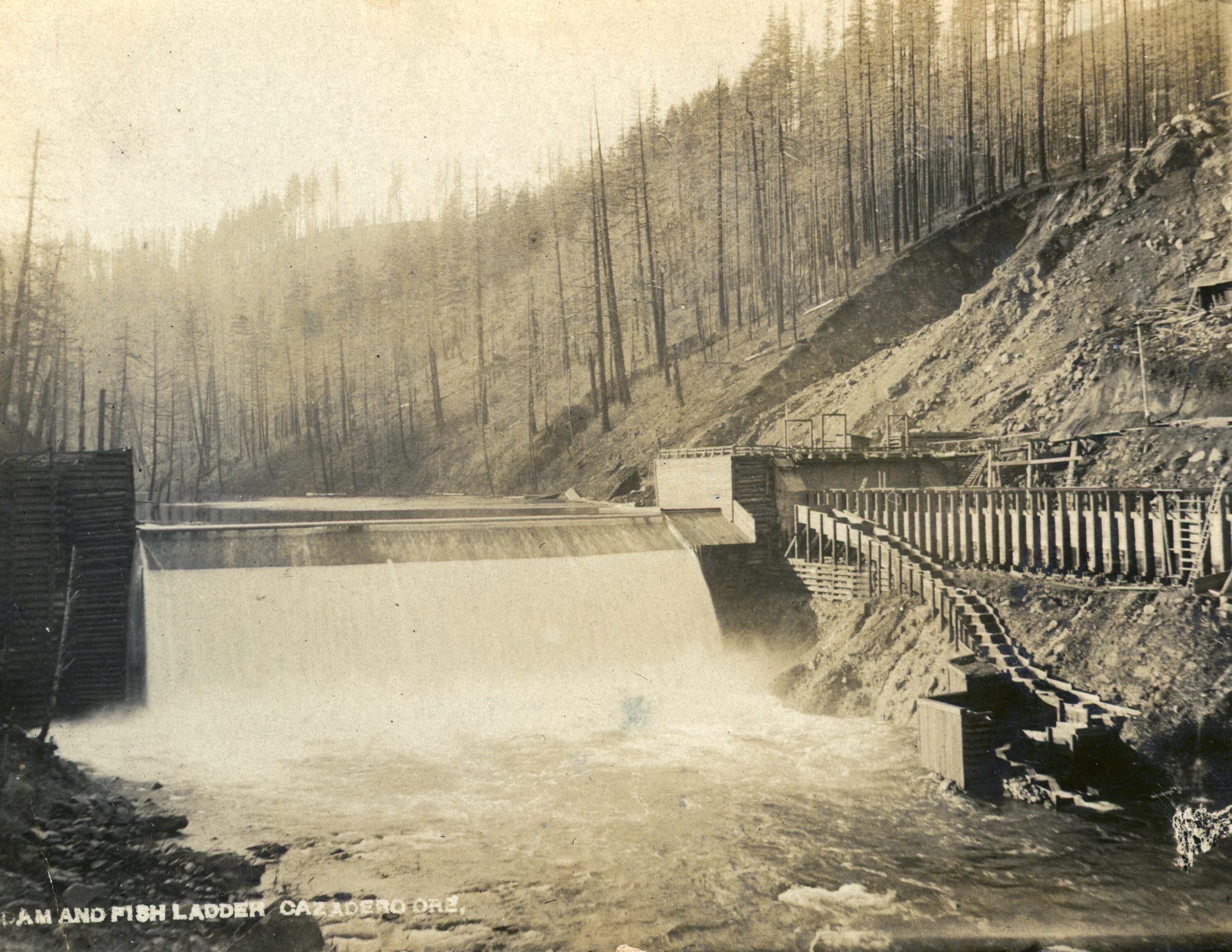 Плотина в Шере. Река Клакамас. Клакамас, Орегон. Clackamas River.