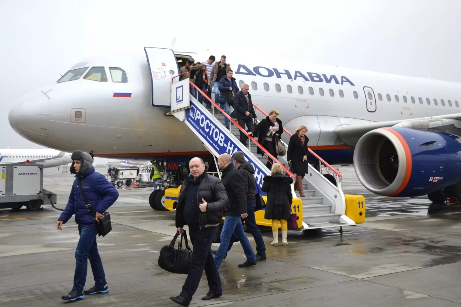 Часы самолет ростов на дону. Донавиа. Самолет Донавиа. Самолёты авиакомпании Донавиа. Авиакомпания Аэрофлот Дон.