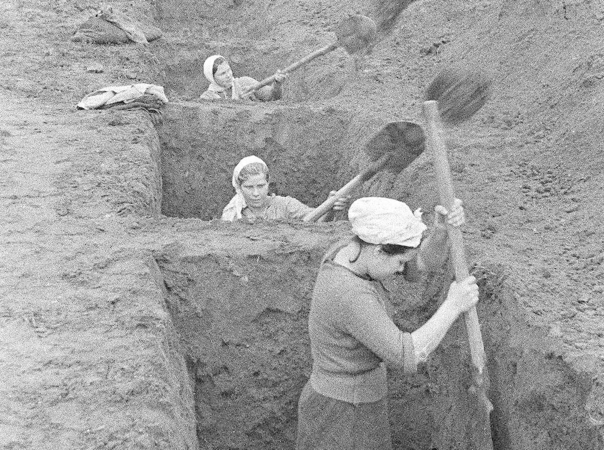 Копать окопы. Москвичи роют окопы 1941. окопы под москвой 1941. рытье окопов в москве 1941.