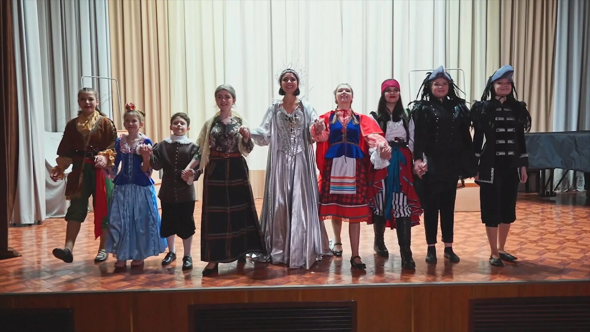 театр дши. дши театр. дши театральное отделение. скоморохи ансамбль город прокопьевск выступление зимой. театральное отделение в школе искусств.