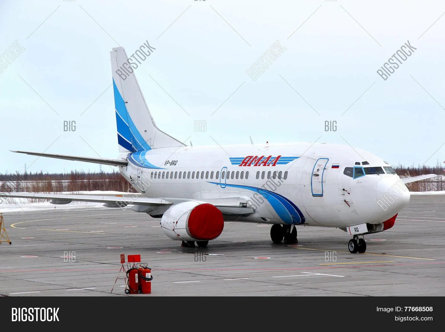 Самолет новый уренгой салехард. Boeing 737 Ямал. Ямал YC 9113. Самолет Боинг 737 Ямал. Боинг 737 500 Ямал.