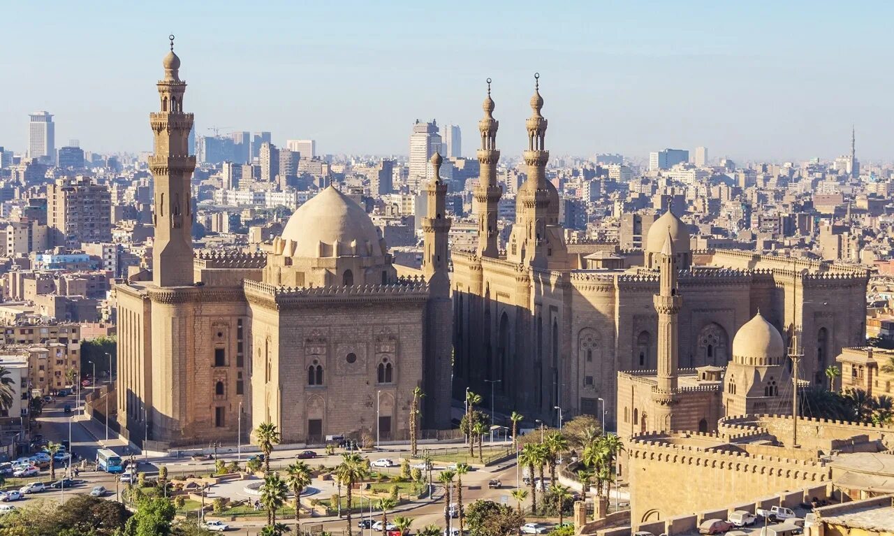 Часть большого каира 4 буквы. Минарет Хасана Каир. Мечеть Султана Хасана в Каире. Мечеть Султана Хасана Каир 1356-1363 гг. Каир столица.
