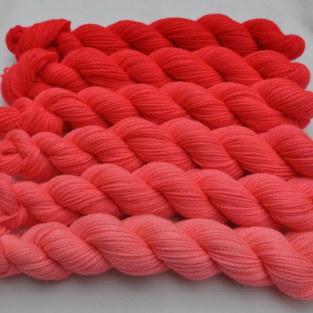 Coral color. Коралловая пряжа. Пряжа кораллового цвета. Коралловая нитка. Пряжа кораллово розовая.