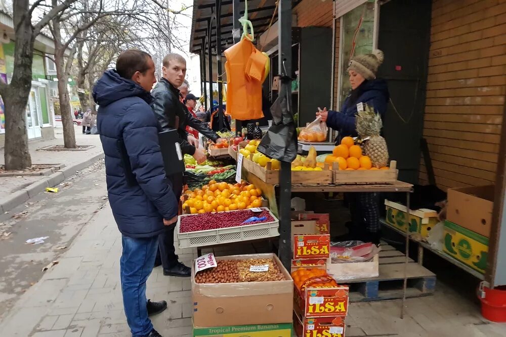 Крым симферополь стихийная торговля 2022г. Коммерция в симферополе. Стихийная торговля в барселоне. Стихийная торговля в симферополе. Стихийная торговля картинка.