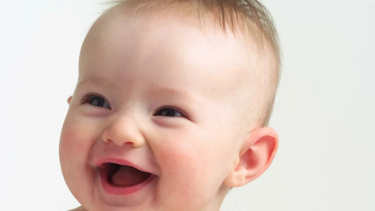 Ребенок смеется во сне 1 месяц. Улыбка младенца. Плачущий малыш. Малыш смеется. Дети смеются.