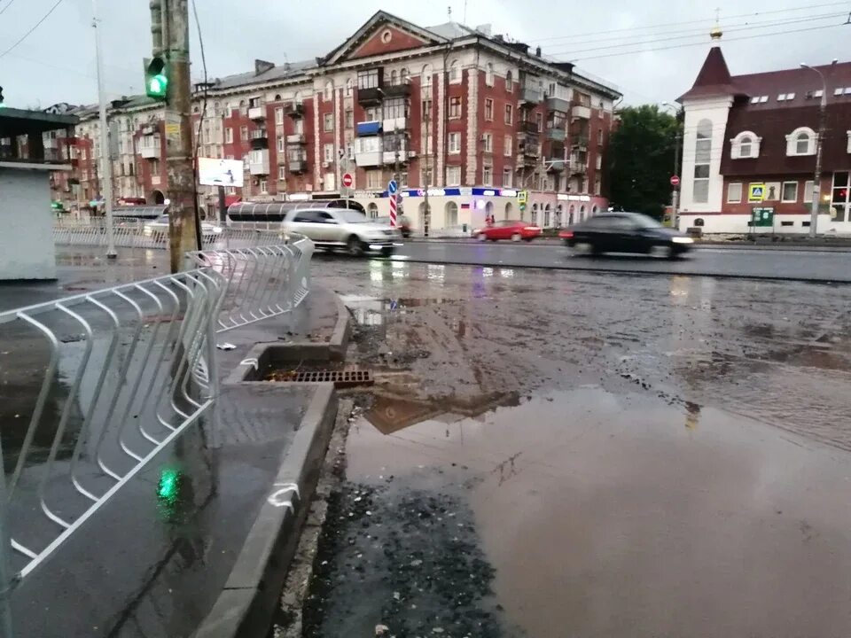 Наводнение в самаре сегодня. Самара потоп. Монолит Самара потоп. Затопило улицу. Дождь в Самаре.