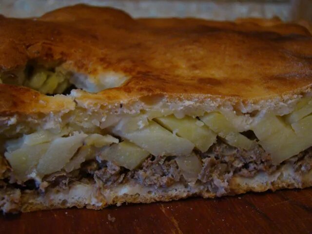 Как называется пирог с картошкой и мясом. Пирог с картошкой и фаршем. картофельный пирог с фаршем. мясной пирог с фаршем и картофелем. пирог с мясом и картошкой в духовке.