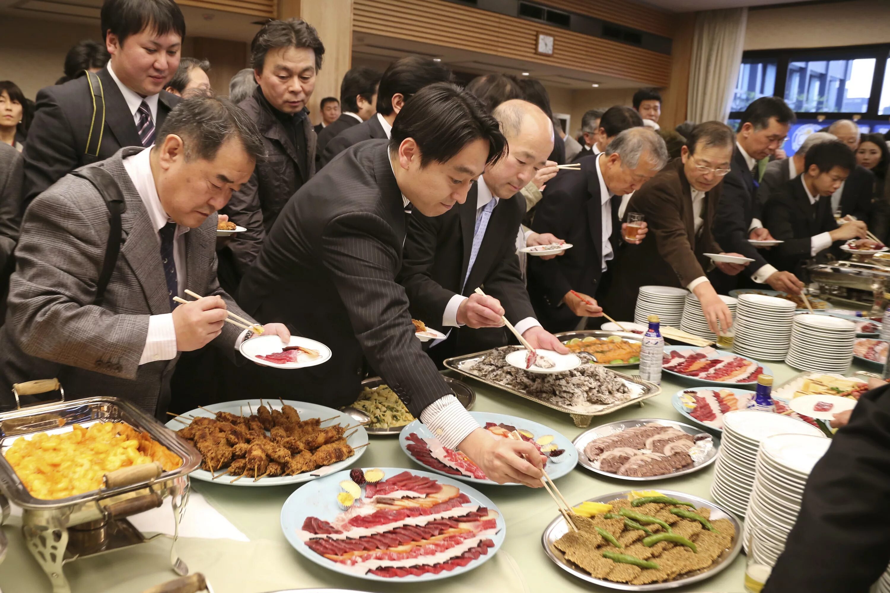 В китайском есть времена. Китайцы обедают. Японцы за столом. Японский стол с едой. Китайцы за столом.