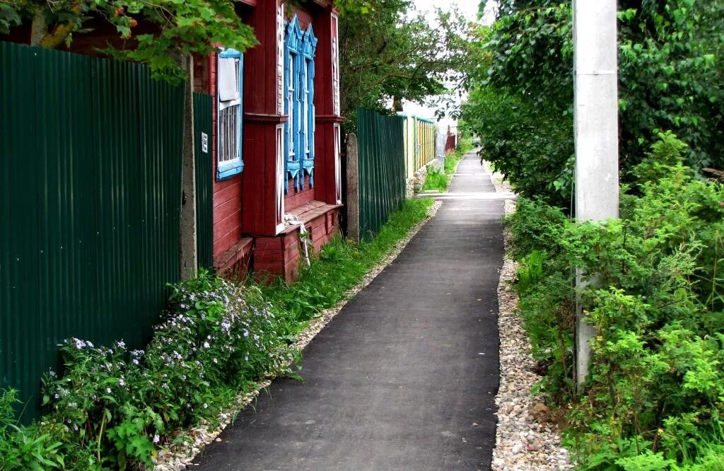 Тротуар в деревне. Тротуар вдоль дороги частный сектор. тротуары в частном секторе сша.