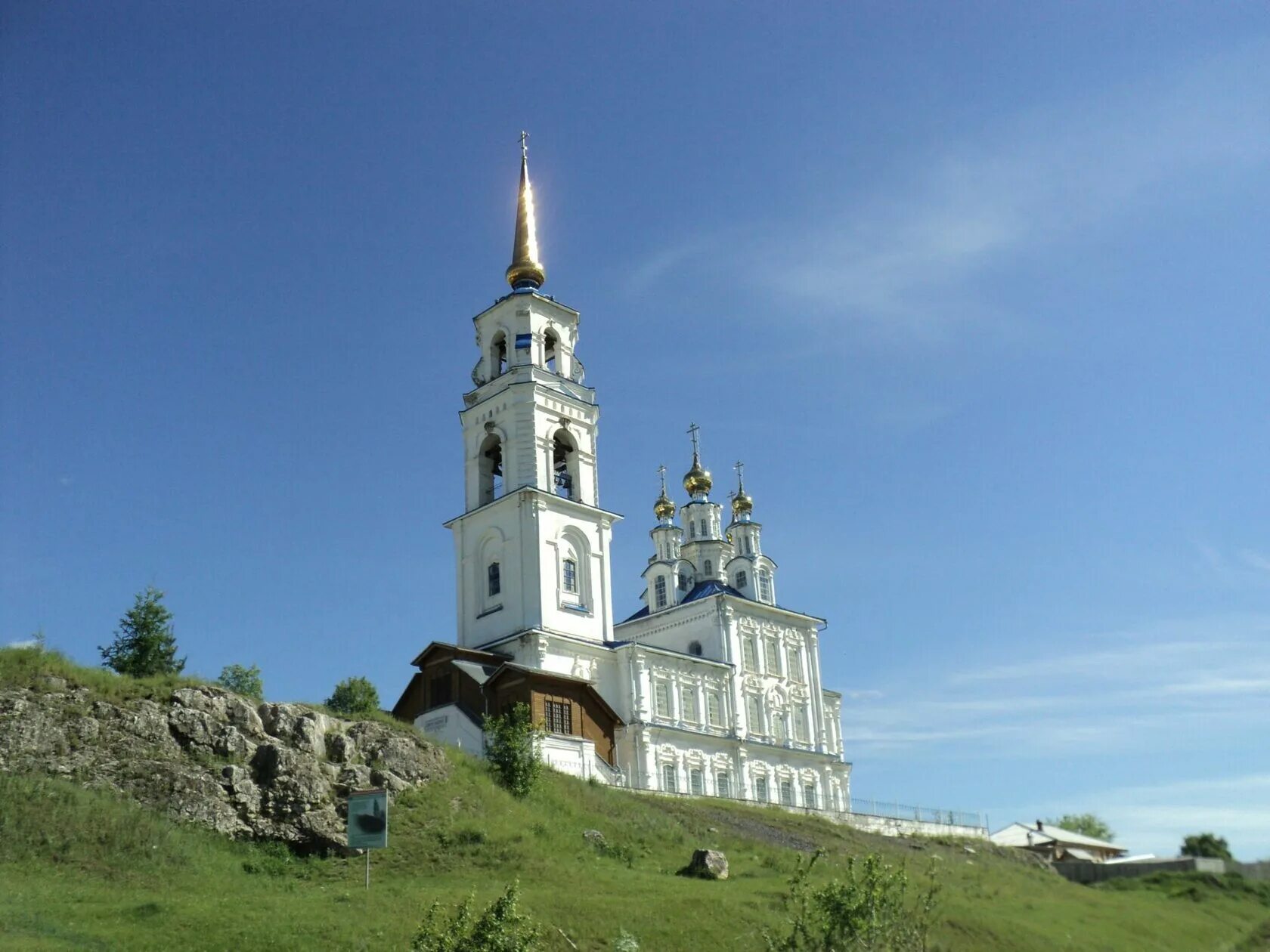 Североуральск россия. Североуральск Петропавловская Церковь. Церковь г Североуральска.