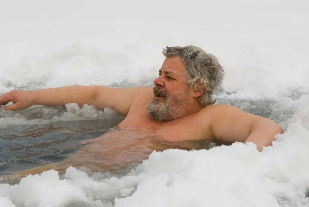 Закаливание взрослых. Купание в холодной воде. закаливание. закаливание водой. закаленный человек.