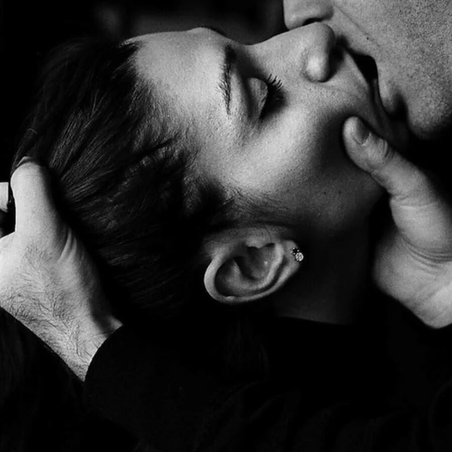 Мужчина мужчине пальцами и языком. Страстные поцелуи. Чувственный поцелуй. Грубый поцелуй. Страстно за волосы.