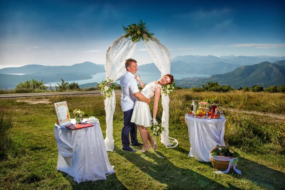 Организация свадьбы самостоятельно. Свадебная арка в Черногории. Свадьба в Черногории с аркой. Черногорская свадьба.