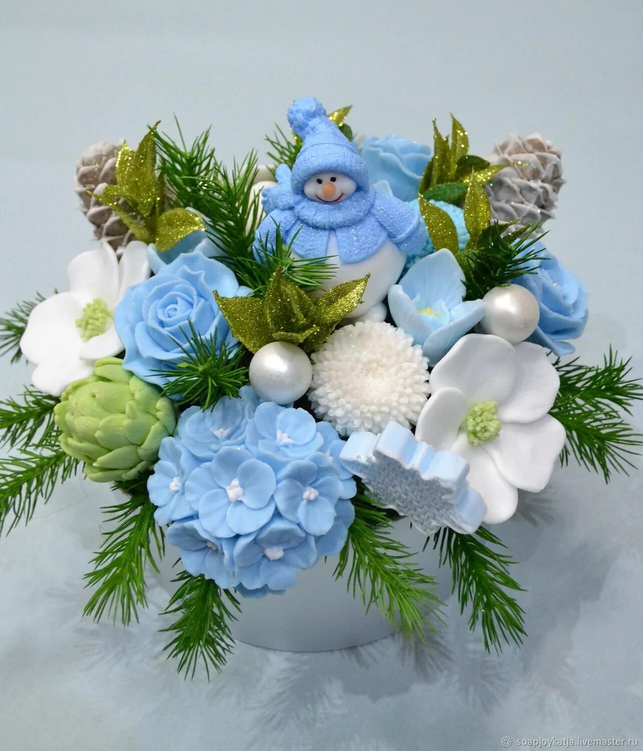 шикарная новогодняя композиция. новогодняя экибана. шикарный зимний букет. зимний букет гиперикум хлопок. новогодняя композиция в кружке.