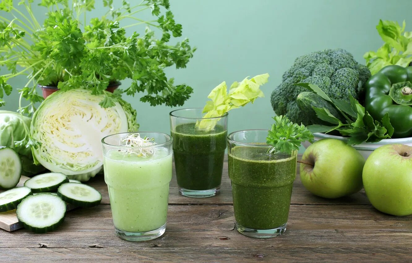 Напитки смузи Smoothie Green. Смузи сельдерей огурец петрушка. Полезная зелень. Зеленый фрукт.