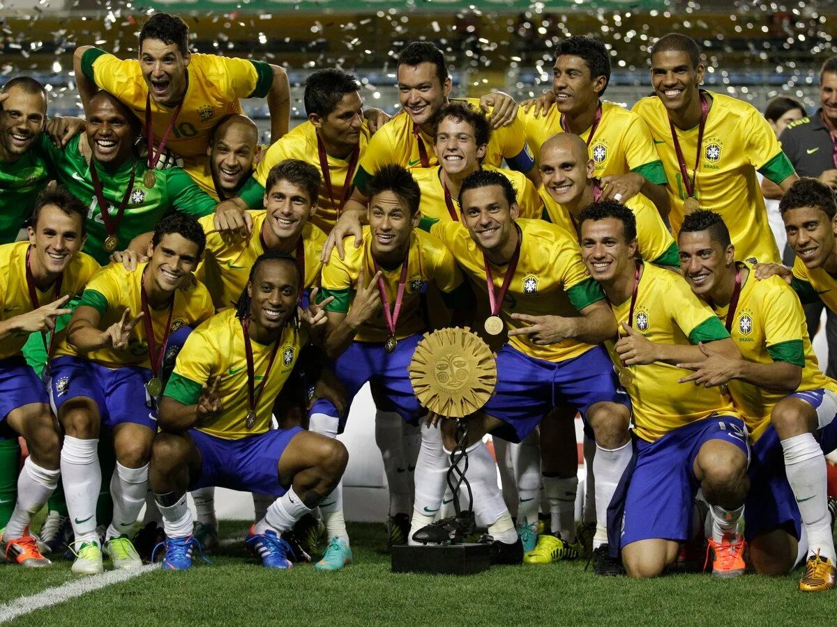 Сборная Бразилии по футболу футболисты Бразилии. Роналдиньо сборная Бразилии. Футболисты сборной Бразилии. Футбол сборная Бразилия кавутинео.