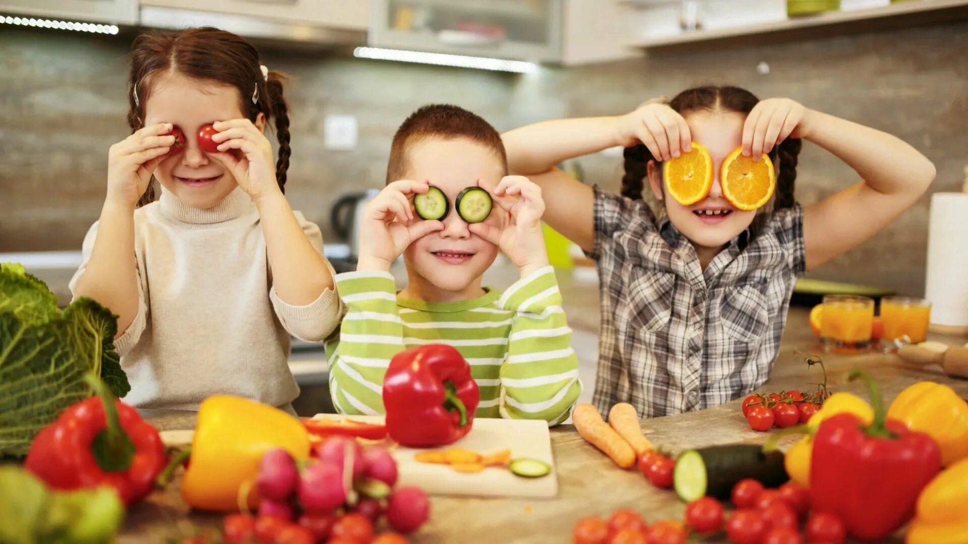 Овощи и фрукты для детей. Фрукты для детей. Еда для детей. Вегетарианство и дети. Дети веганы