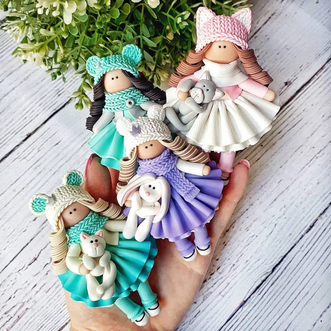 Красивые куколки из полимерной глины. Куколки из легкого пластилина. Брошки из полимерной глины. Куклы из подимернойглины. Куколки из глины.