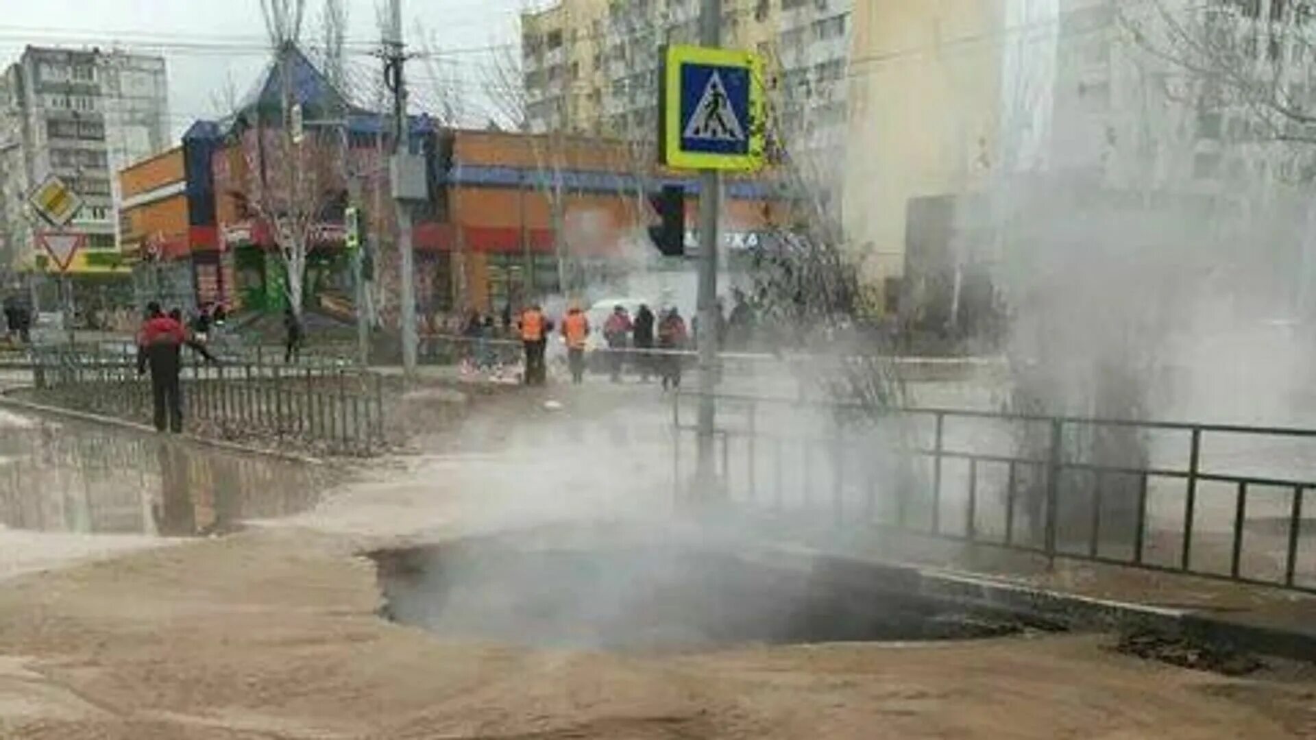 Прорыв трубы в Волжском 03.01.2021. Прорыв трубы Волжский. Прорыв теплотрассы. Прорыв тепло трассны. Упали в горячую воду